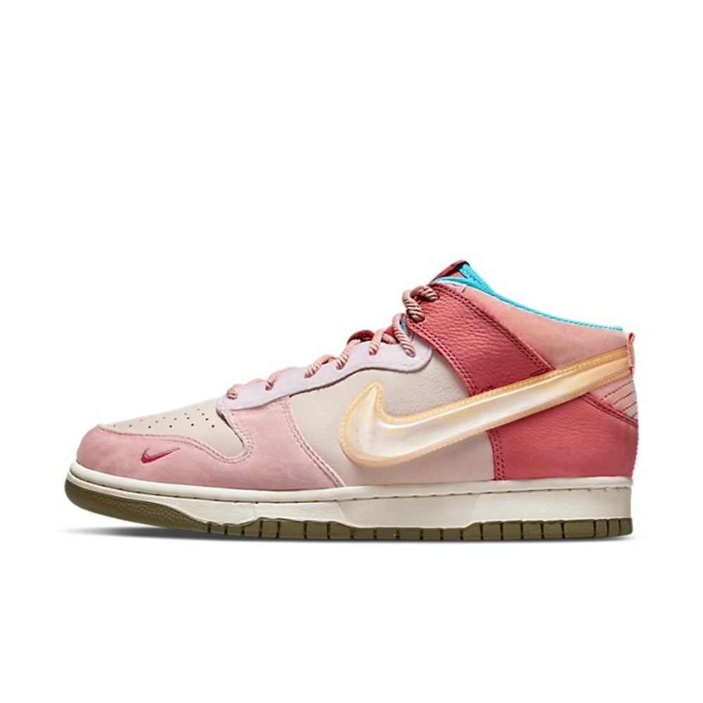 Nike Social Status Dunk